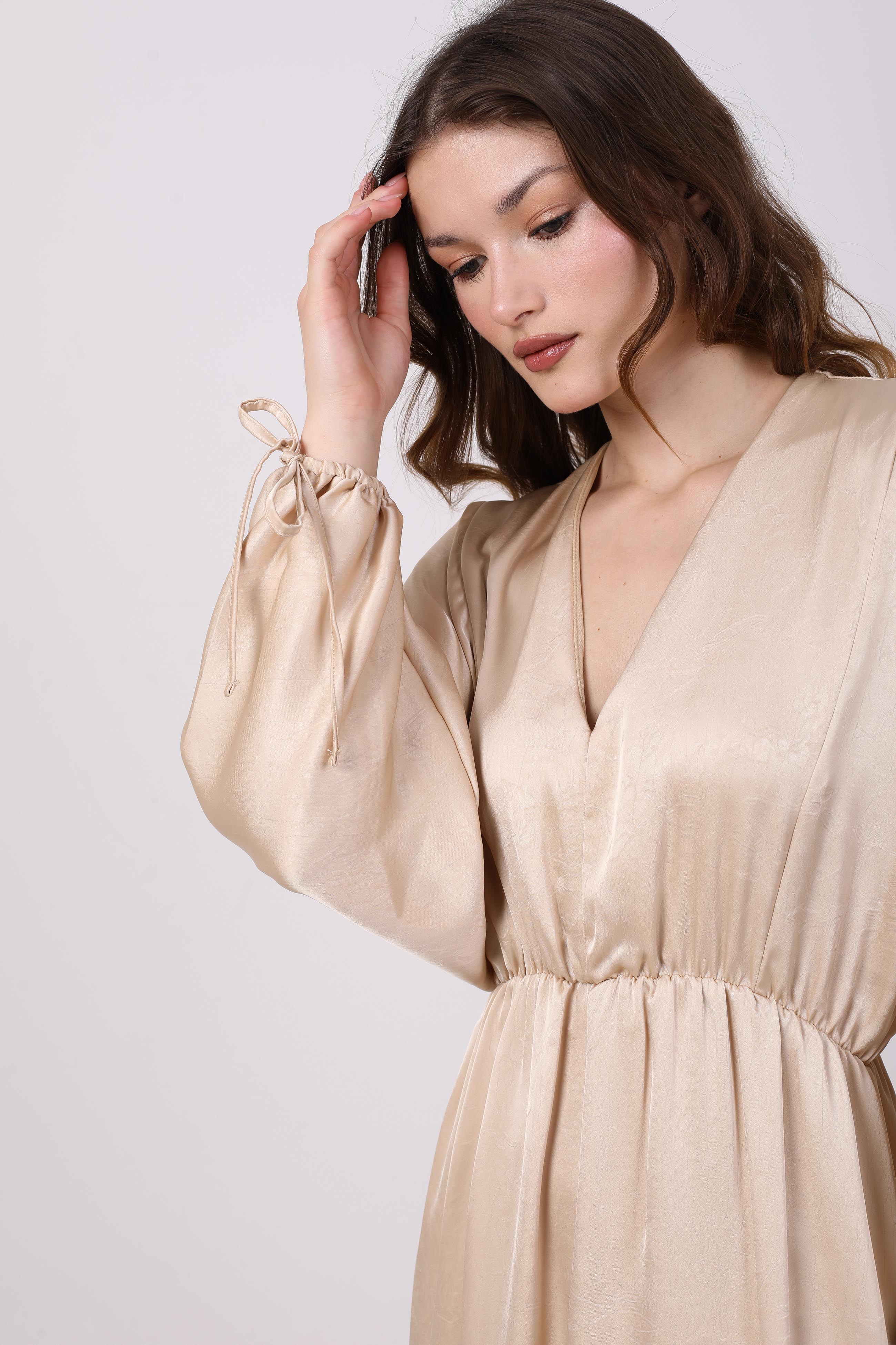 Dress  - Satin with a tie at the sleeve