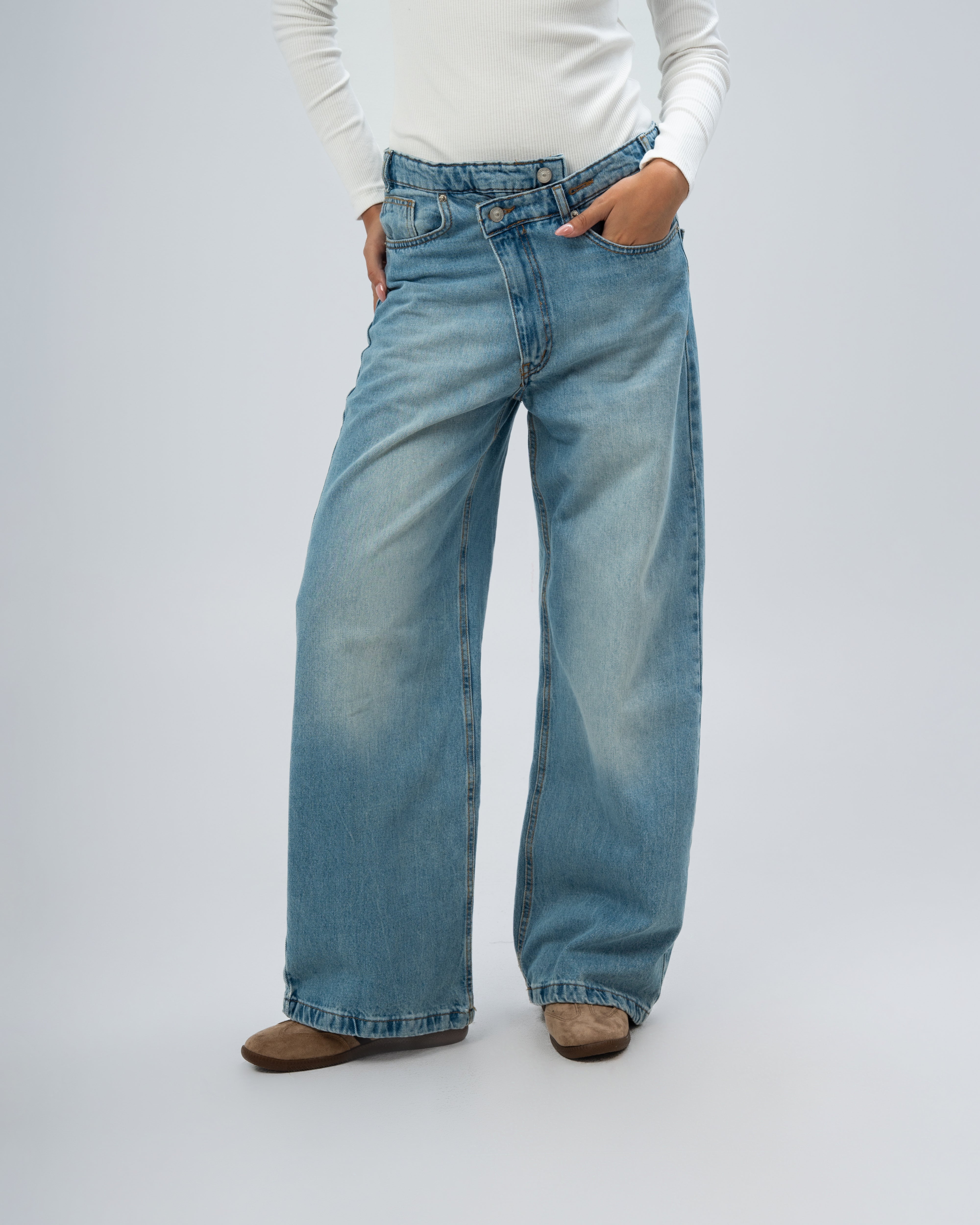 Denim with 2 buttons and a lock