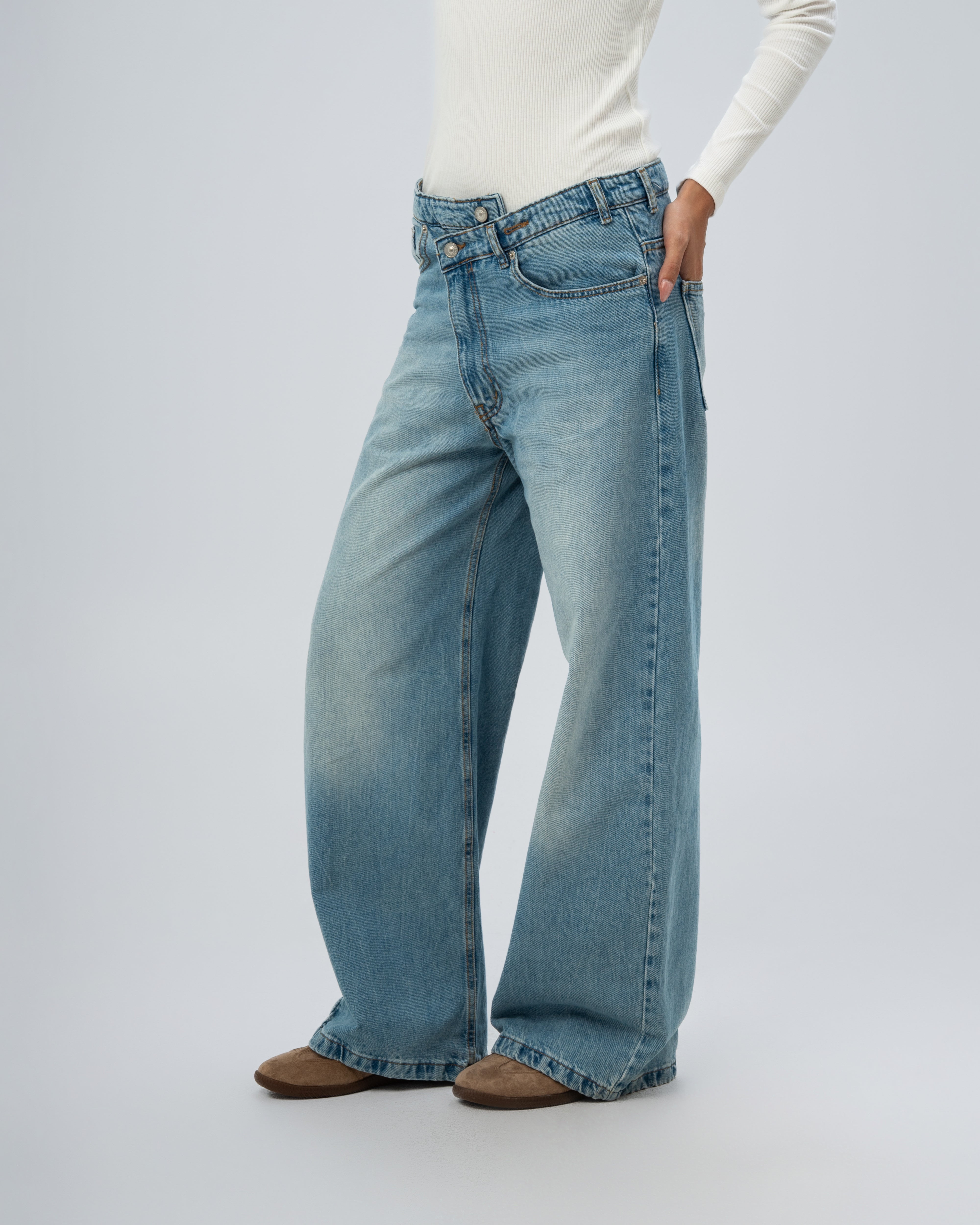 Denim with 2 buttons and a lock