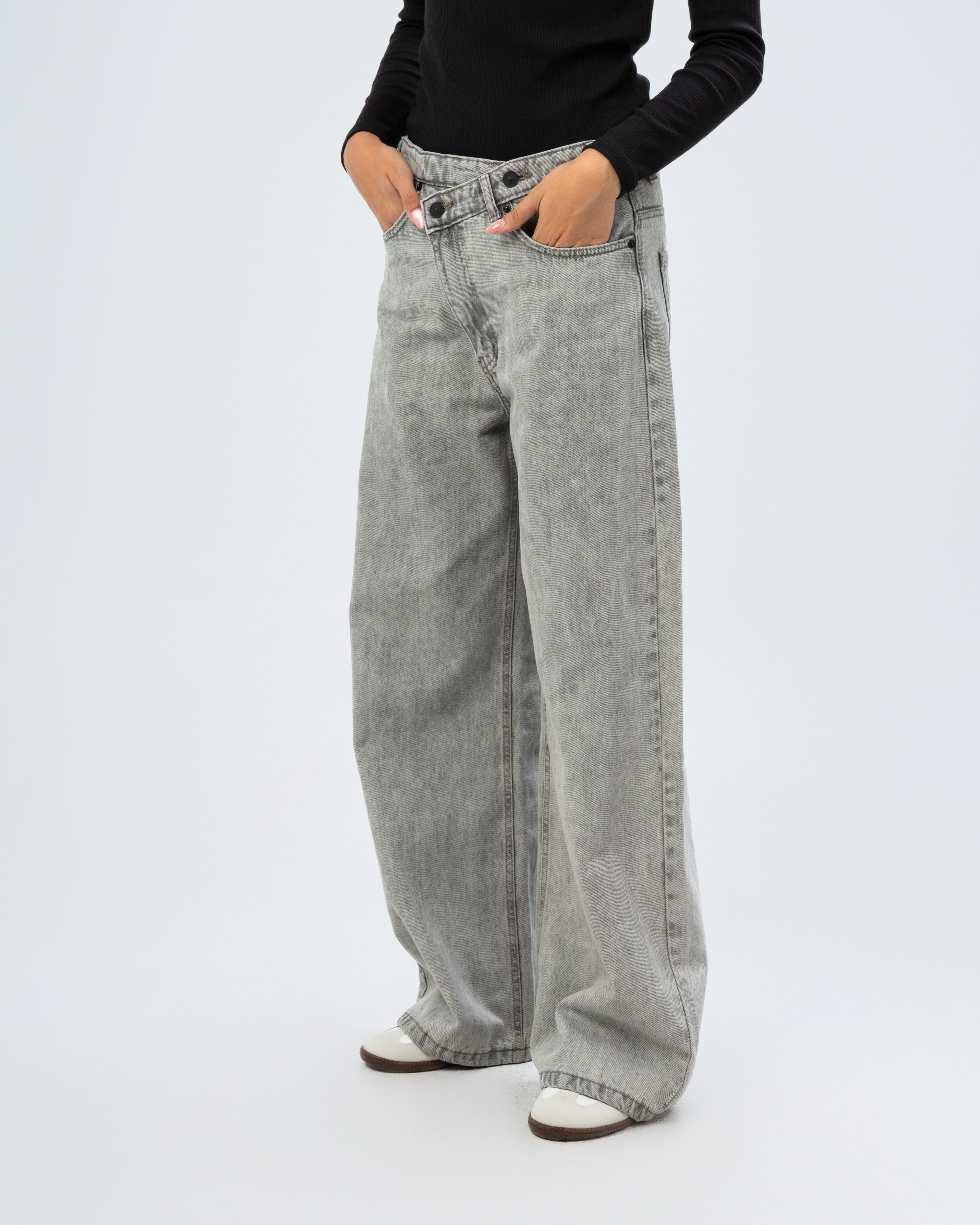 Denim with 2 buttons and a lock
