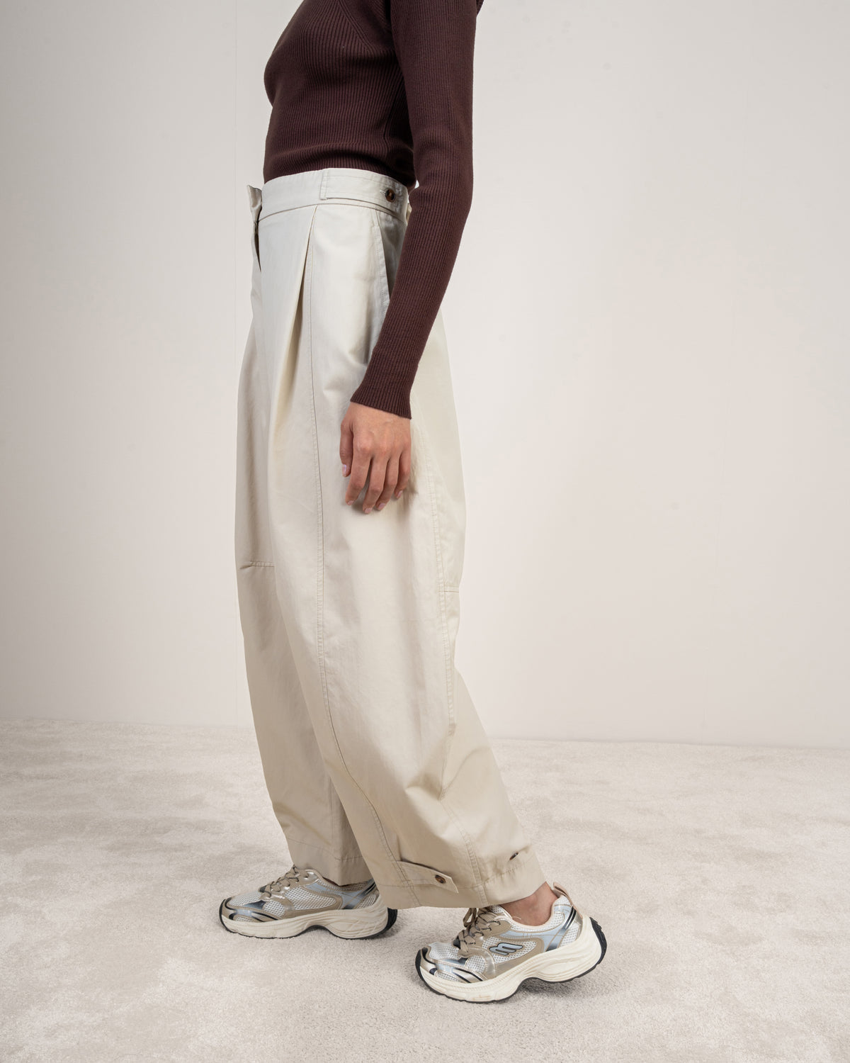 Gabardine trousers with a button