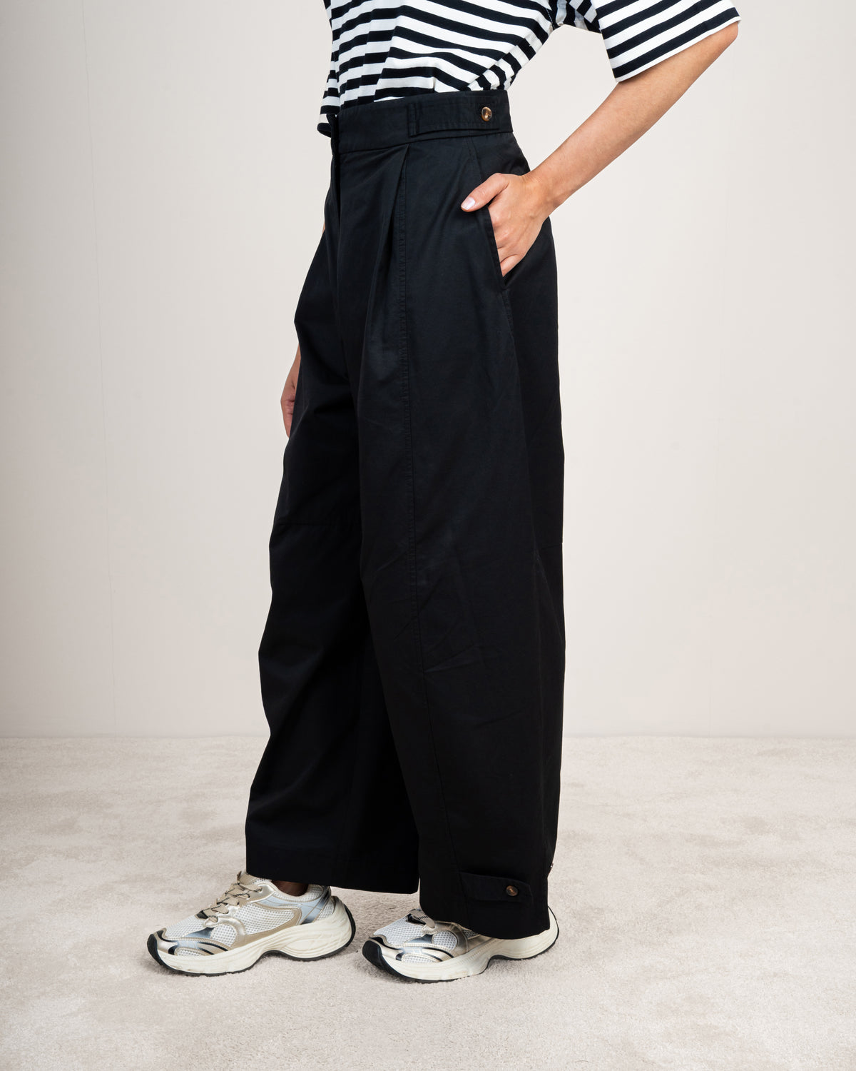 Gabardine trousers with a button