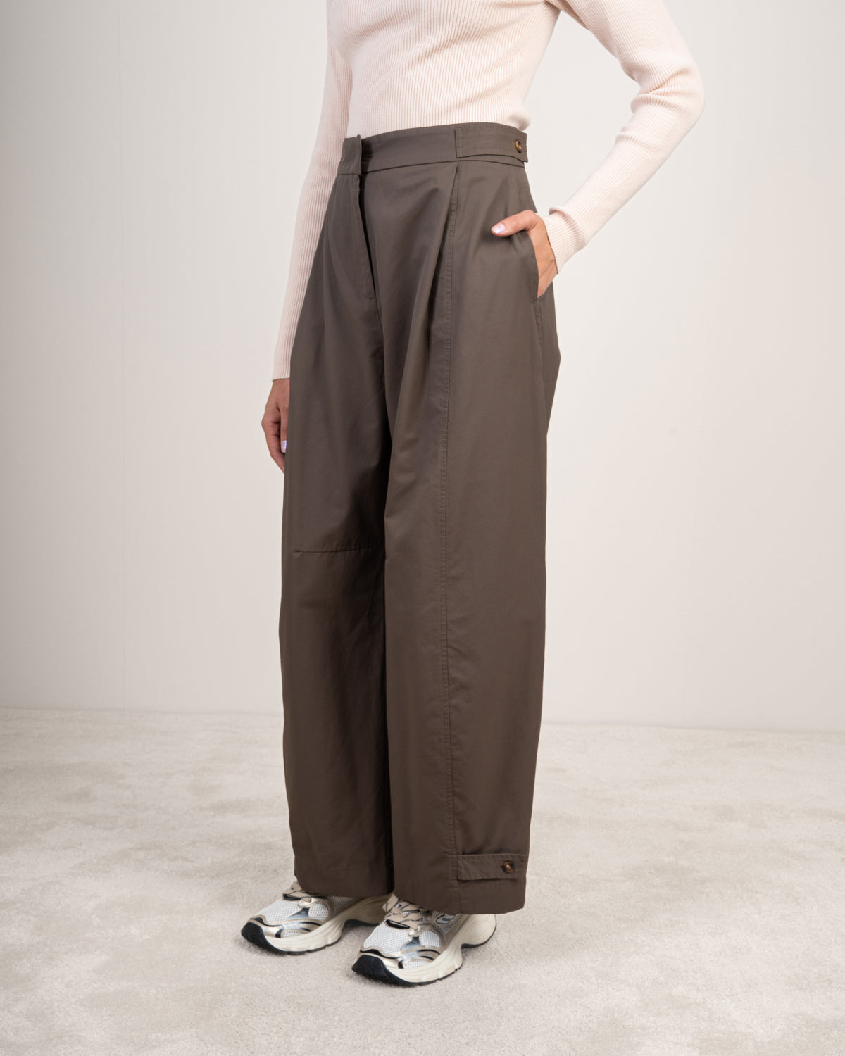 Gabardine trousers with a button