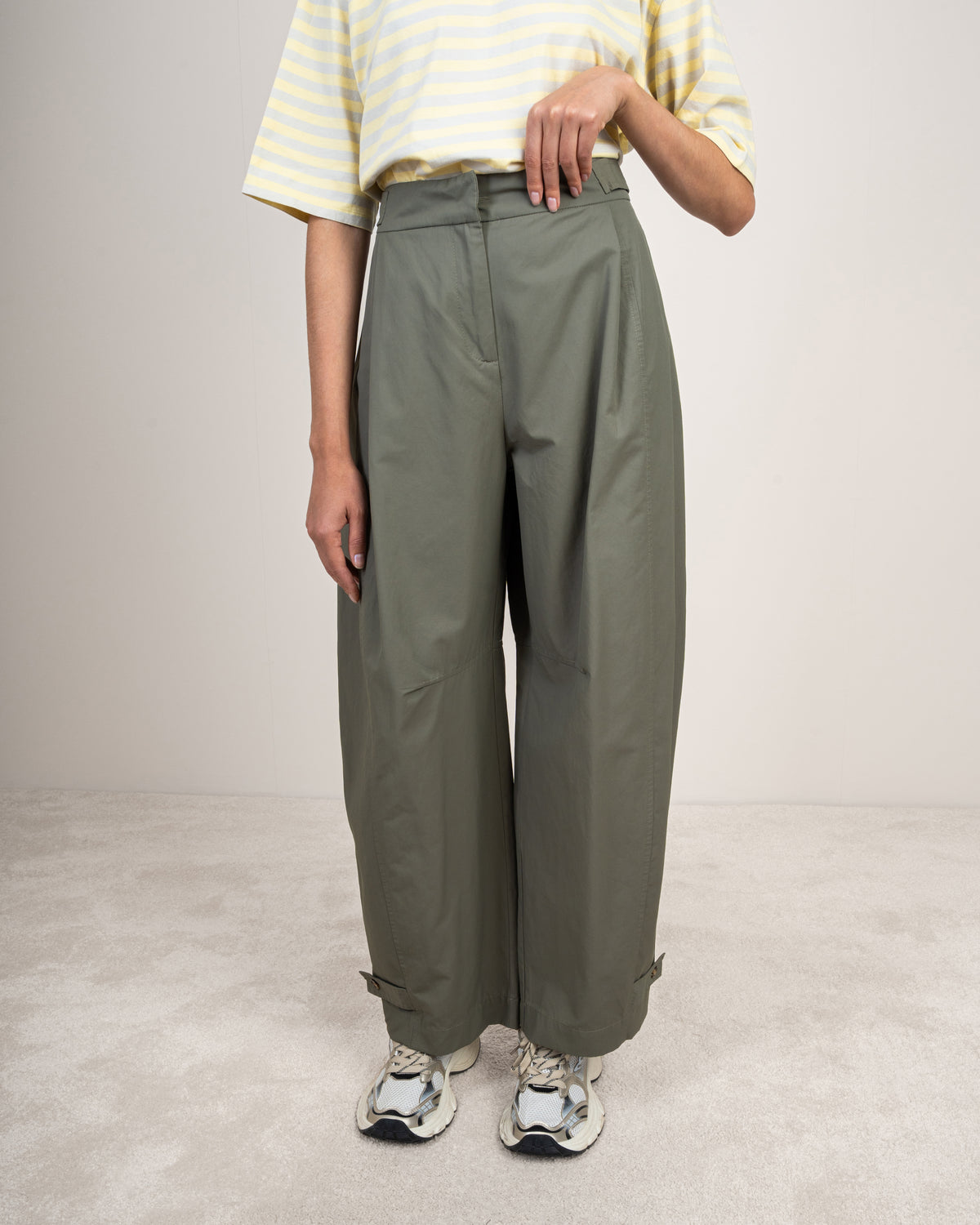 Gabardine trousers with a button