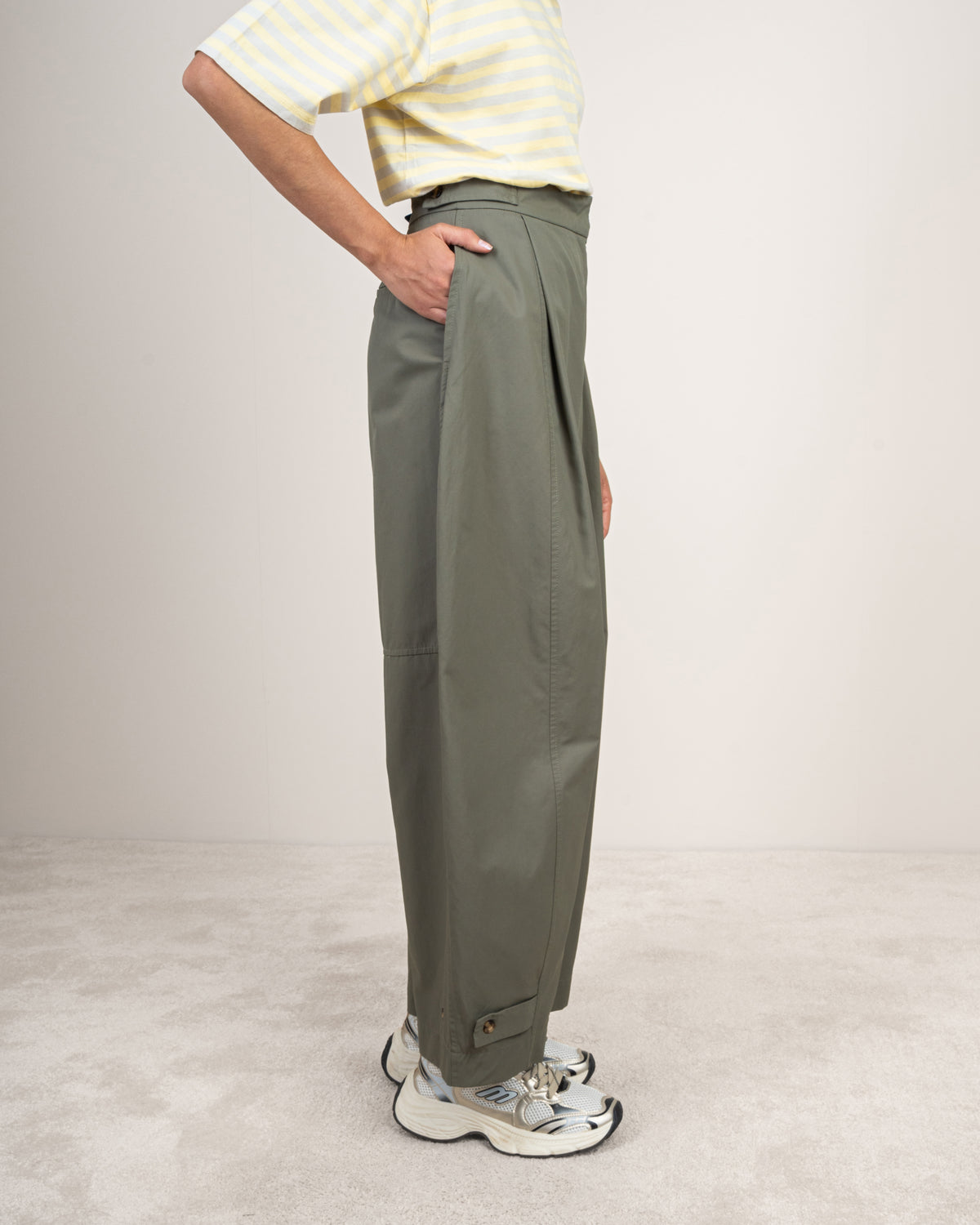 Gabardine trousers with a button