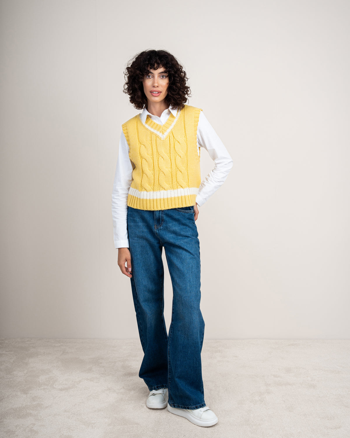 Short vest with a stripe