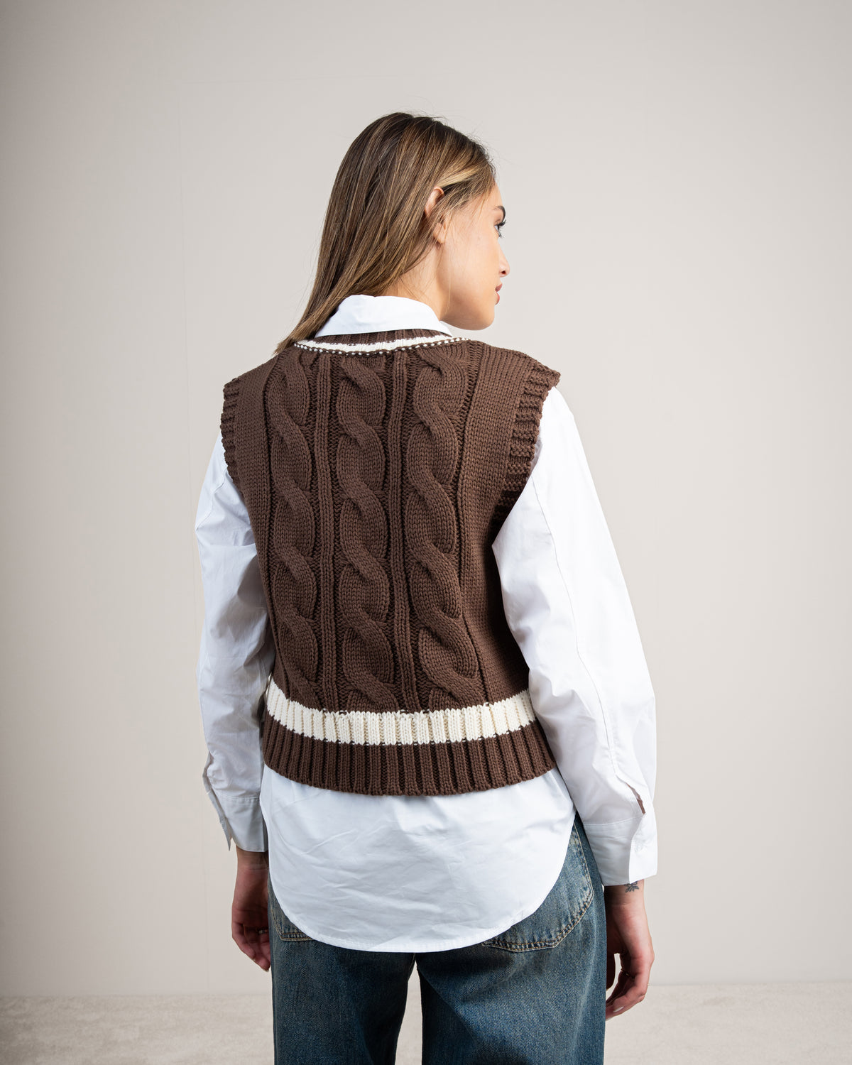Short vest with a stripe