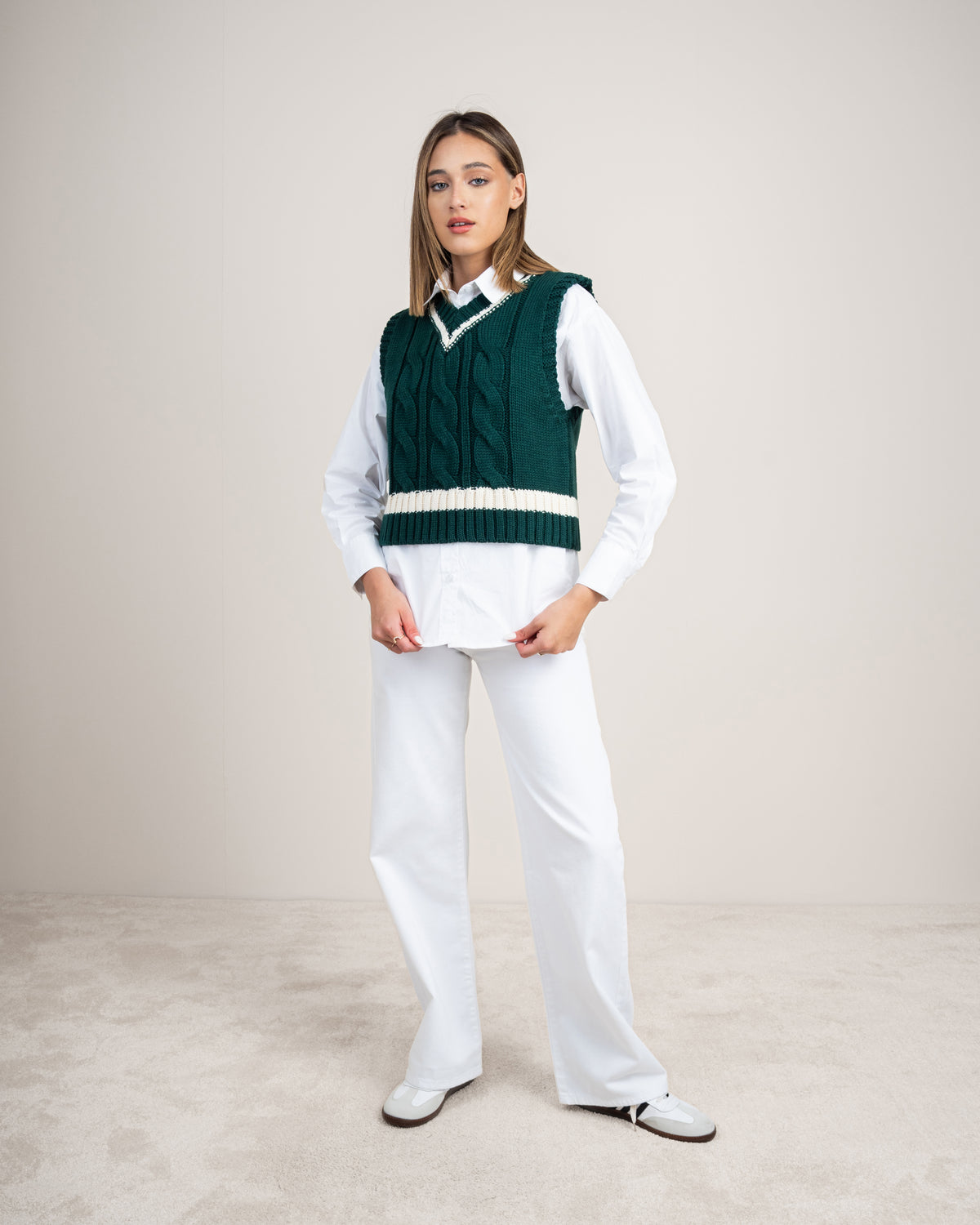 Short vest with a stripe