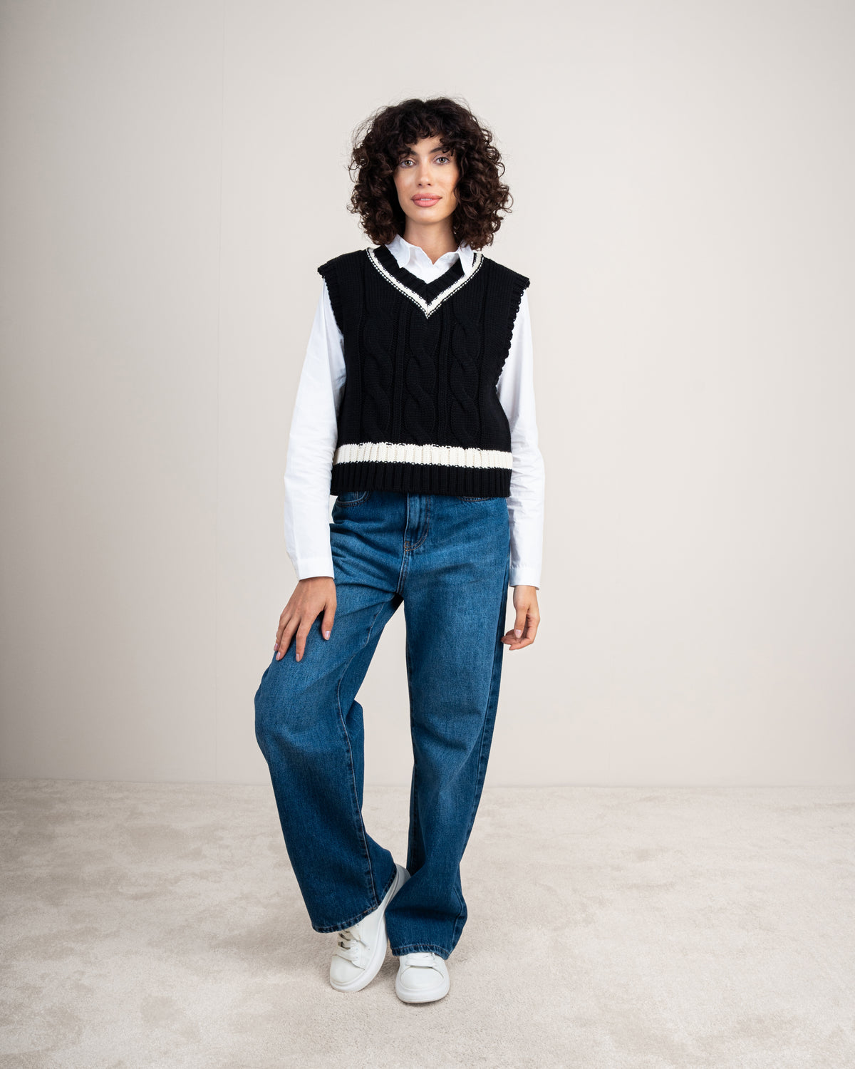 Short vest with a stripe