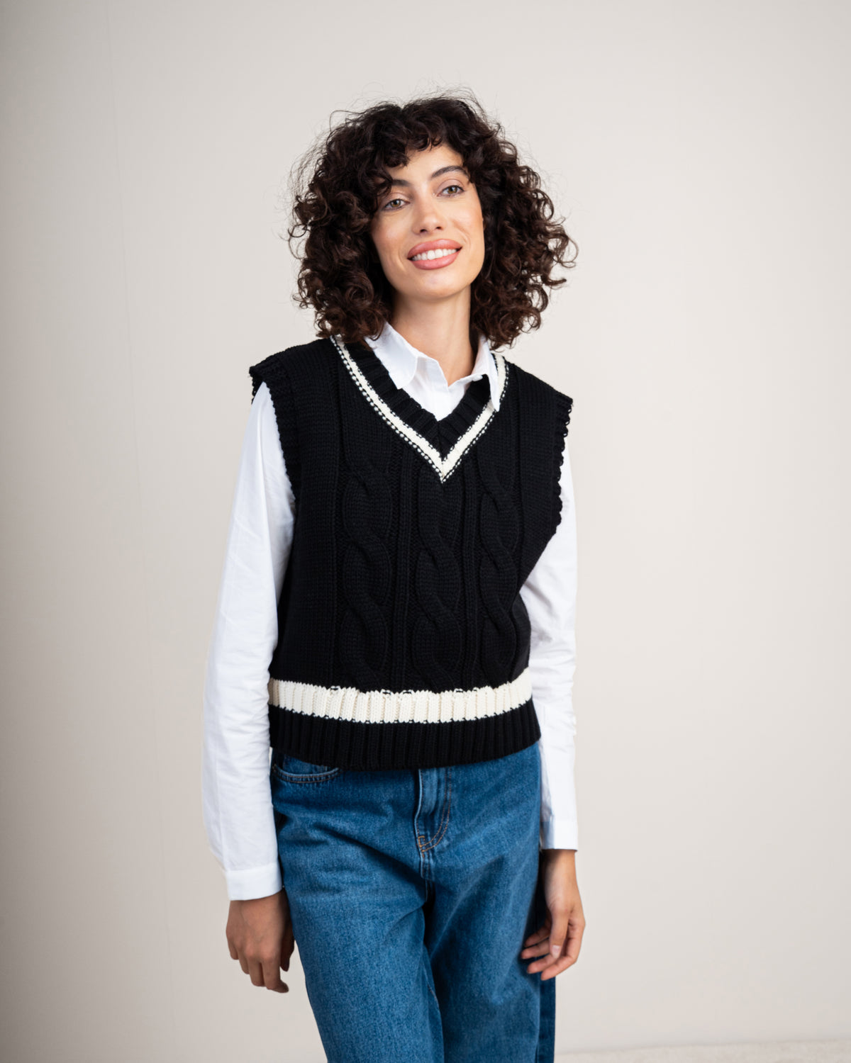 Short vest with a stripe