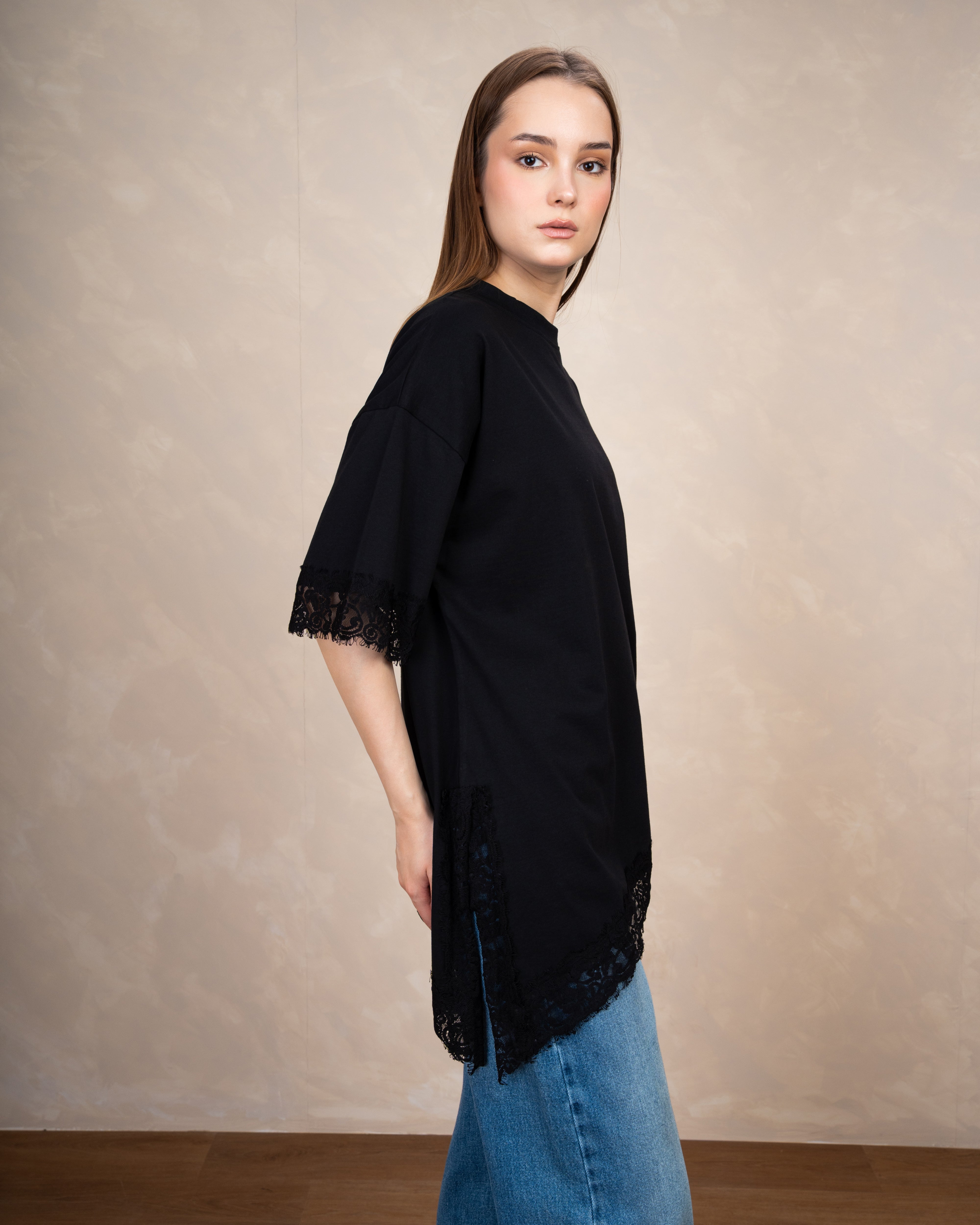 T-Shirt With Lace Waist And Cuffs
